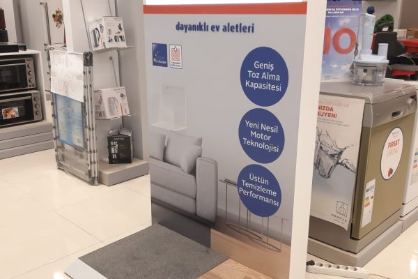 WTM Project tarafından tasarlanan modern ürün teşhir standları